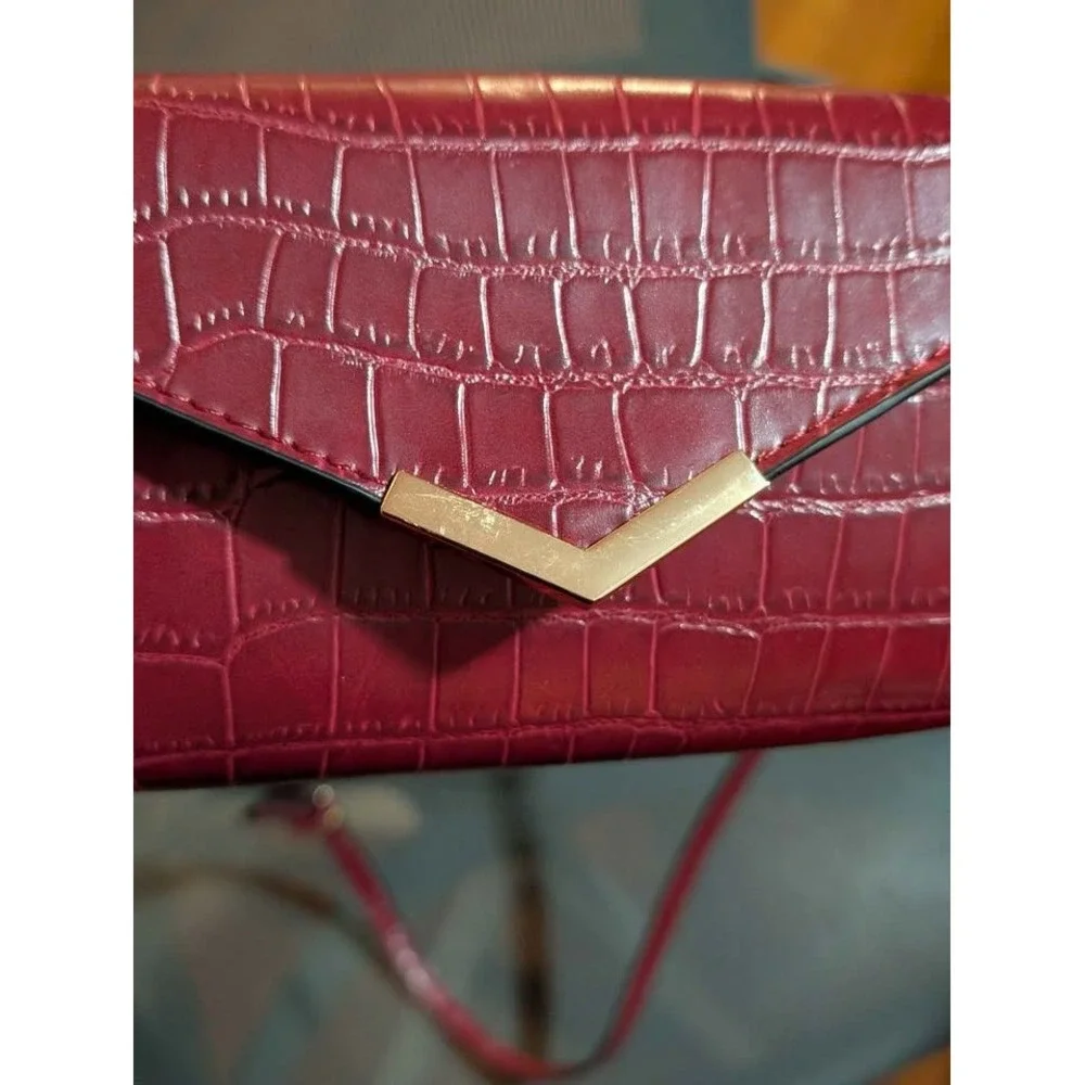 Urban Expressions Hester Red‎ Croc Embossed Crossbody Wallet Clutch Gold Chain